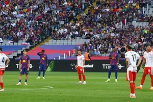 Cầu thủ Barcelona tham gia kế hoạch phản đối khi đứng yên 15 giây sau khi trận đấu bắt đầu.