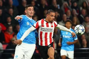 Armando Obispo (PSV) kiểm soát bóng trước Lorenzo Lucca (Napoli)