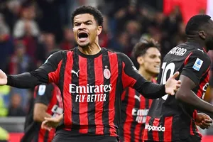 Zachary Athekame ghi bàn đầu tiên trong màu áo AC Milan gỡ hòa 2-2 trước đội khách bét bảng Pisa.