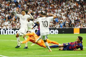 Kylian Mbappe tiếp tục phong độ ghi bàn giúp Real Madrid đánh bại Barcelona 2-1.