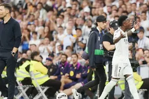 HLV Xabi Alonso rõ ràng khó chịu khi Vinicius Junior phản ứng giận dữ vì bị thay ra.