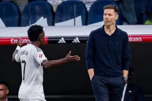 Vinicius Junior không đả động gì đến người mà anh va chạm trực tiếp là HLV Xabi Alonso.