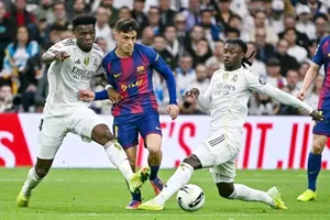 Pedri chấn thương trong thất bại 1-2 trước Real Madrid ở trận El Clasico.