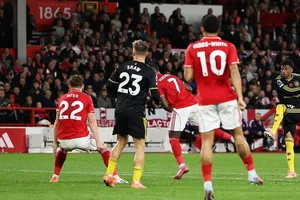 Amad Diallo (phải, Man United) ghi bàn thắng đẹp mắt ở phút 81