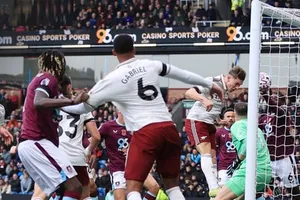 Viktor Gyokeres đánh đầu cận thành, mở tỷ số.