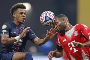 Desire Doue (trái, PSG) trong trận thắng Bayern 2-0 ở tứ kết Club World Cup hồi tháng 7