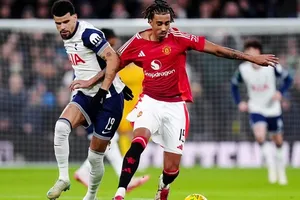 Leny Yoro (phải, Man United) tranh bóng với Dominic Solanke (Tottenham) trong trận chung kết Europa League