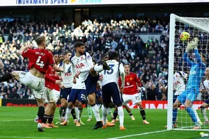 De Ligt đánh đầu cận thành khiến thủ thành Guglielmo Vicario đẩy bóng vào lưới, gỡ 2-2