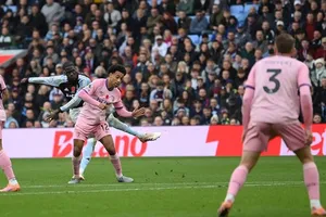 Amadou Onana (giữa) nhân đôi cách biệt cho Aston Villa