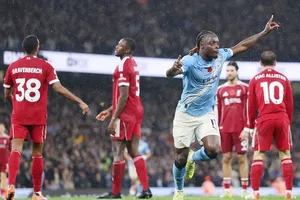 Jeremy Doku ăn mừng bàn thắng tuyệt đẹp của mình