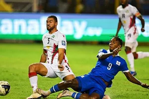 Suriname (trái) đánh bại El Salvador 4-0 ở vòng loại World Cup 2026 CONCACAF.
