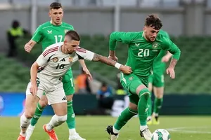 Troy Parrott (phải, CH Ireland) đi bóng qua Zsolt Nagy (Hungary)