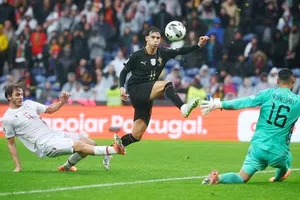 Joao Felix trước khung thành Armenia.