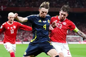 Đan Mạch (áo đỏ) gặp nhiều bất lợi trước trận vòng loại World Cup 2026 cuối cùng tại Scotland vào thứ Ba. Ảnh: ESPN