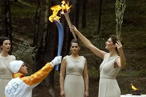 Một lần nữa ngọn đuốc Olympic được thắp sáng để mang trở lại Italy sau Turin 2006. Ảnh: Getty Images 