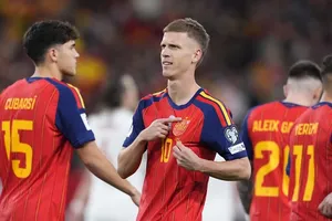 Tây Ban Nha bị Thổ Nhĩ Kỳ cầm hòa 2-2 trên sân nhà nhưng vẫn giành ngôi đầu Bảng E.