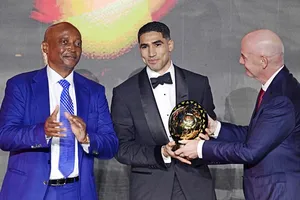 Achraf Hakimi giành giải thưởng Cầu thủ xuất sắc nhất châu Phi năm 2025. Ảnh: TimesLIVE
