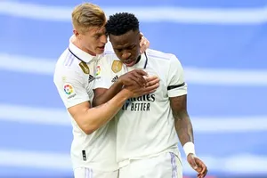 Toni Kroos trong một nỗ lực trấn tĩnh Vinicius Jr khi còn chơi cho Real Madrid. Ảnh: ESPN