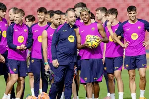 Thầy trò HLV Hansi Flick tận hưởng cảm giác trở lại tập trên mặt cỏ sân Camp Nou. Ảnh: AFP