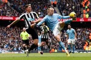 Erling Haaland (phải, Man City) sút bóng tước hậu vệ Sven Botman (Newcastle)