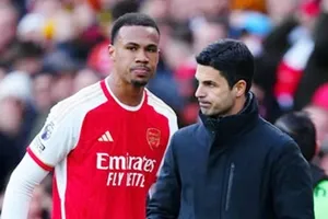 Gabriel Magalhaes và HLV Mikel Arteta.