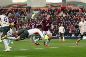 Pha phóng người đánh đầu của Pedro Neto mở tỷ số cho Chelsea