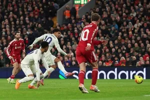 Morgan Gibbs-White ghi bàn ấn định tỷ số 3-0 bằng cú sút sệt vào góc lưới.