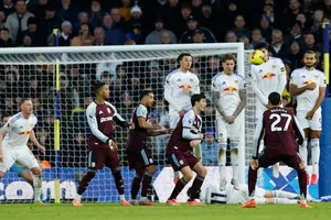 Morgan Rogers (27) ấn định chiến thắng bằng một cú sút phạt đẹp mắt