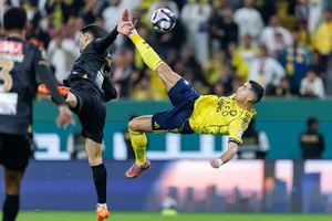 Cristiano Ronaldo ghi bàn từ một cú “xe đạp chổng ngược” ấn định chiến thắng 4-1 cho Al-Nassr trước Al Khaleej.