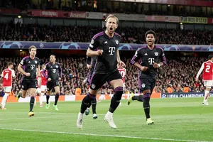 Harry Kane ghi bàn cho Bayern Munich trước Arsenal ở tứ kết Champions League 2023-2024.
