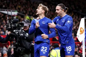 Everton đánh bại Man.United 1-0 nhờ pha ghi bàn tuyệt đẹp ở phút 29 của Kiernan Dewsbury-Hall.