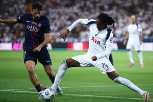 Djed Spence (phải, Tottenham) cố gắng cản phá Khvicha Kvaratskhelia (PSG) ở trận Siêu cúp
