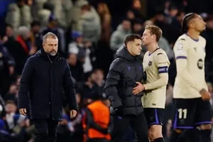 HLV Hansi Flick thất vọng khi Barcelona thua 0-3 đầy cay đắng trên sân Chelsea.