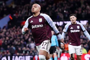 Donyell Malen đã ghi 2 bàn giúp Aston Villa đánh bại Young Boys 2-1.