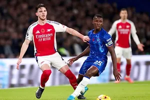 Declan Rice (trái, Arsenal) và Moises Caisedo (Chelsea)