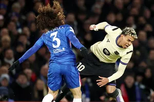 Lamine Yamal bị Marc Cucurella “bỏ túi” khi Barcelona thua Chelsea 0-3 tại Champions League.