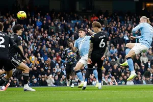 Phil Foden (giữa) ghi bàn cho Manchester City chỉ sau 59 giây.