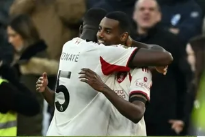 Isak ăn mừng bàn thắng đầu tiên ở Premier League cho Liverpool