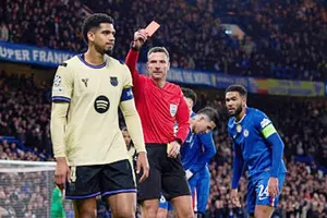 Ronald Araujo nhận thẻ đỏ khiến Barcelona thua 0-3 trên sân Chelsea tại Champions League.