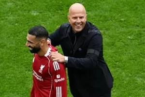 HLV Arne Slot và Mo Salah