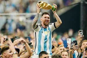 Argentina và Lionel Messi bắt đầu hành trình bảo vệ danh hiệu World Cup trước Algeria.