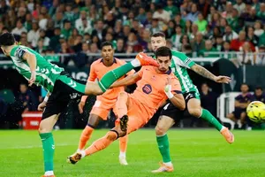 Ferran Torres lập hat-trick giúp Barcelona đè bẹp Real Betis 5-3 vào thứ Bảy.