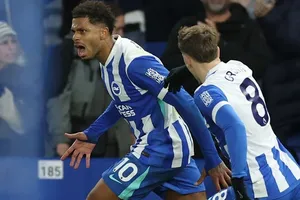 Georginio Rutter (Brighton) ăn mừng bàn thắng phút bù giờ