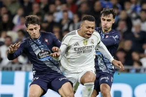 Real Madrid thua 0-2 trước Celta Vigo và tụt lại 4 điểm phía sau ngôi đầu của Barcelona.