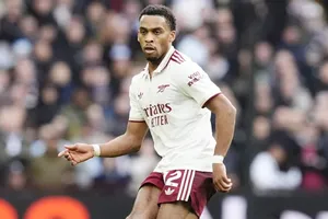 Jurrien Timber phải chơi ở vị trí trung vệ trong bối cảnh Arsenal gặp khủng hoảng chấn thương.