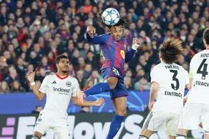Jules Kounde ghi 2 bàn thắng bằng đầu giúp Barcelona thắng 2-1 trước Eintracht Frankfurt.