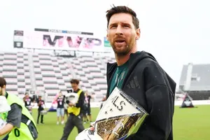 Lionel Messi là người đầu tiên trong lịch sử Giải bóng đá nhà nghề Mỹ (MLS) giành giải Cầu thủ xuất sắc nhất (MVP) 2 năm liên tiếp.