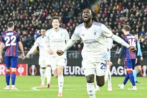 Aston Villa đánh bại Basle 2-1 để gần có suất vào thảng vòng 16 đội.