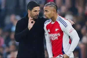 Hlv Mikel Arteta và tiền đạo Gabriel Jesus