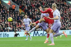 Hugo Ekitike (giữa) ghi bàn ngay giây thứ 46